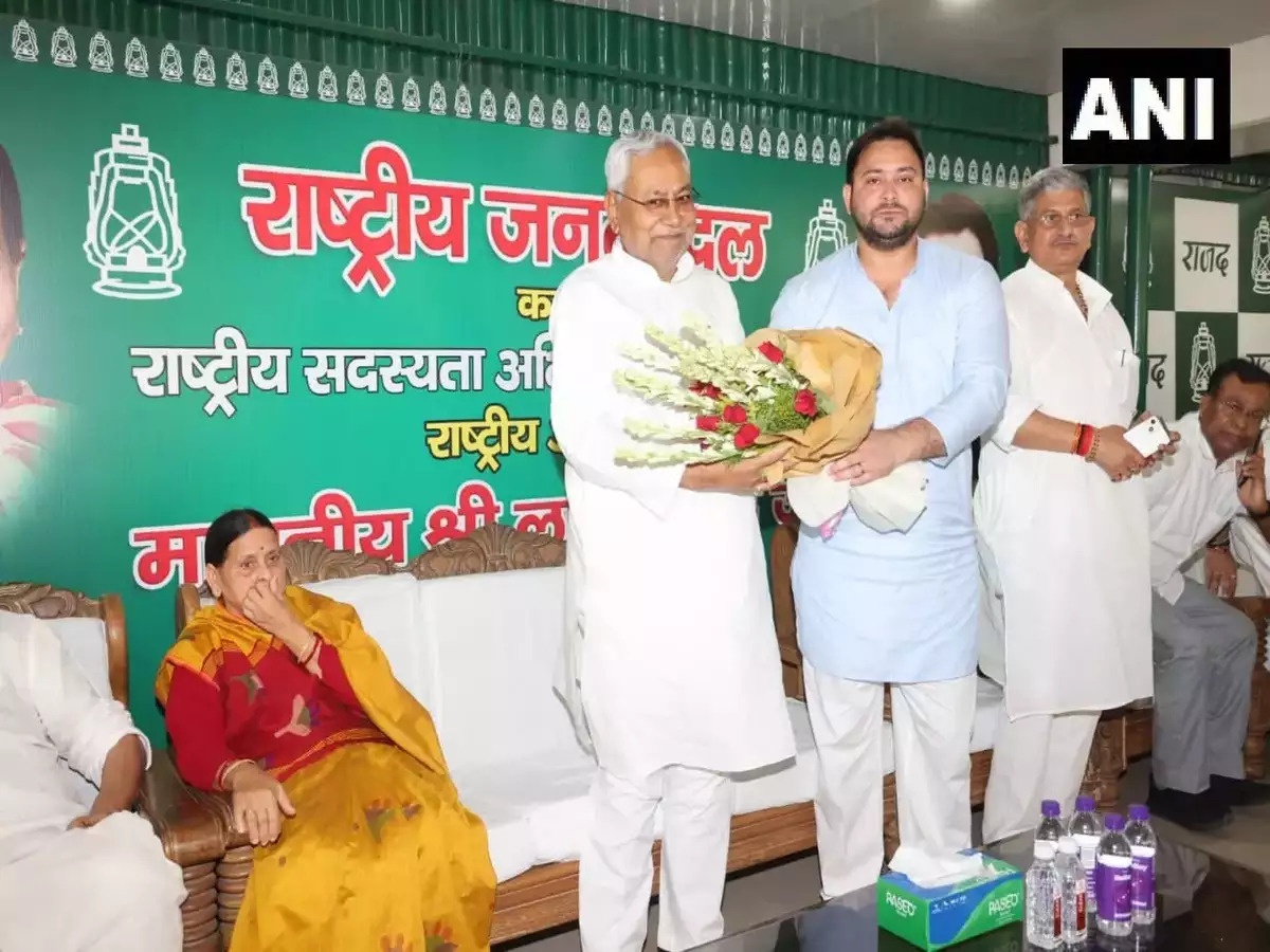 Bihar Political Crises: Nitesh Kumar and Tejashwi Yadav meet Governor to form new Government 1