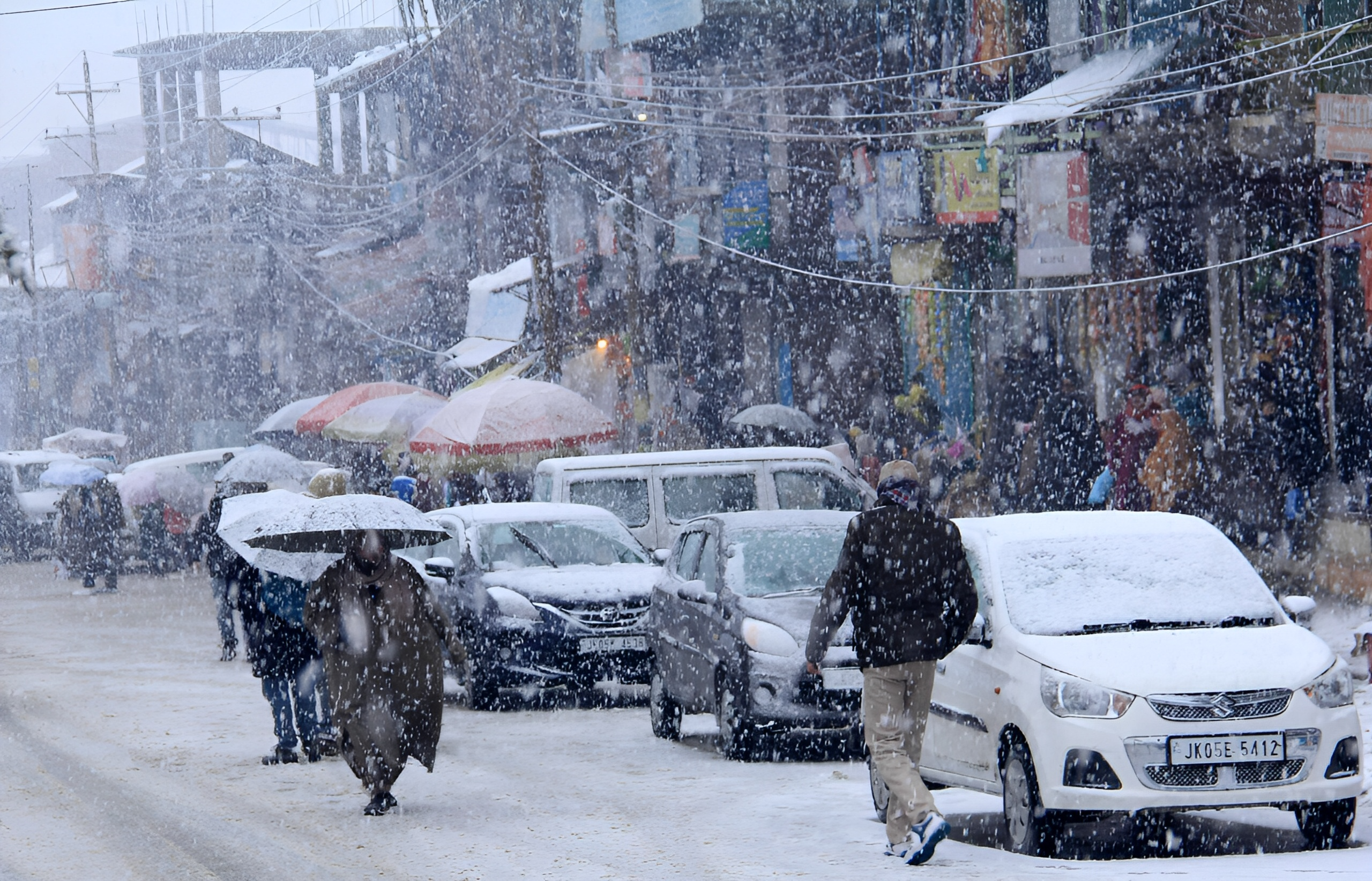 SNOWFALL-IN-Kashmir