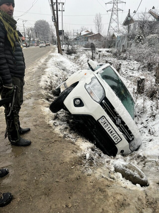 Snowfall in Kashmir Valley: See latest Pictures
